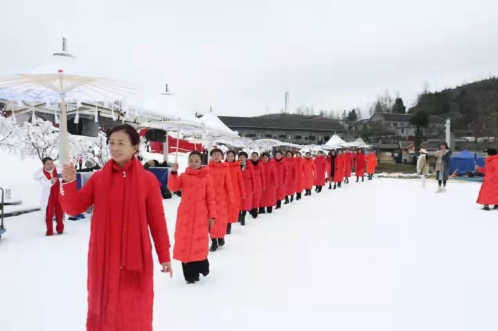 在山的盡頭遇見 體驗浪漫冰雪狂歡 ——首屆朱砂古鎮(zhèn)懸崖雪場“冰...