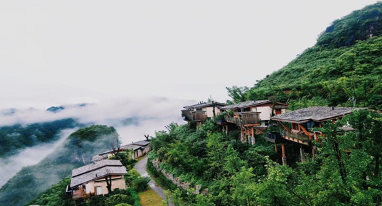 “橫看成嶺側(cè)成峰,遠(yuǎn)近高低各不同” 一一夏日最美放下云居側(cè)記